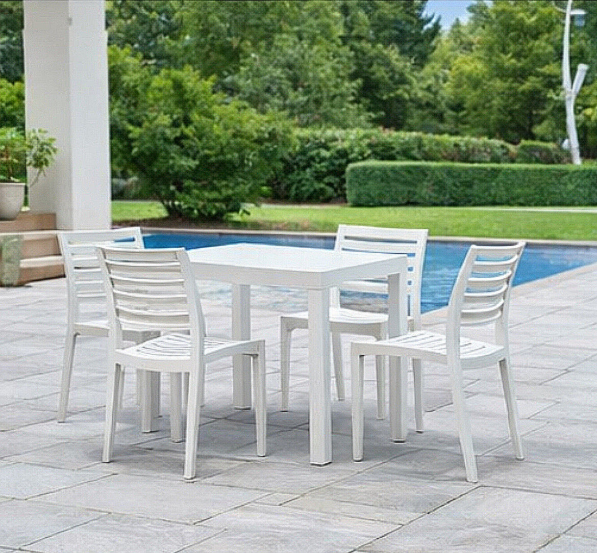 4-Person Outdoor Dining Set
